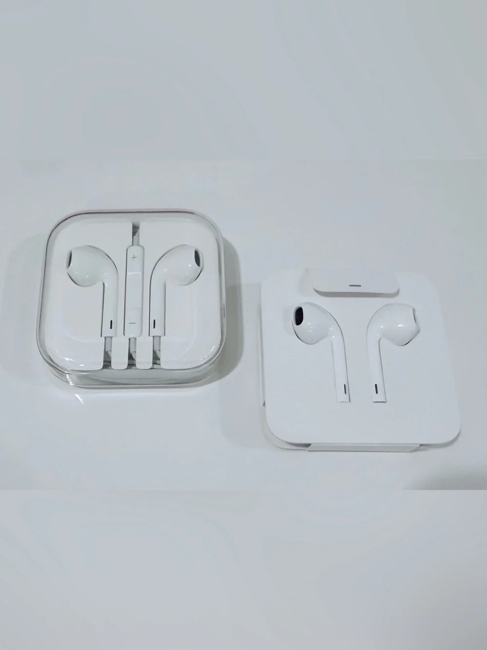 2 White NEW Apple Wired Earbuds Set.